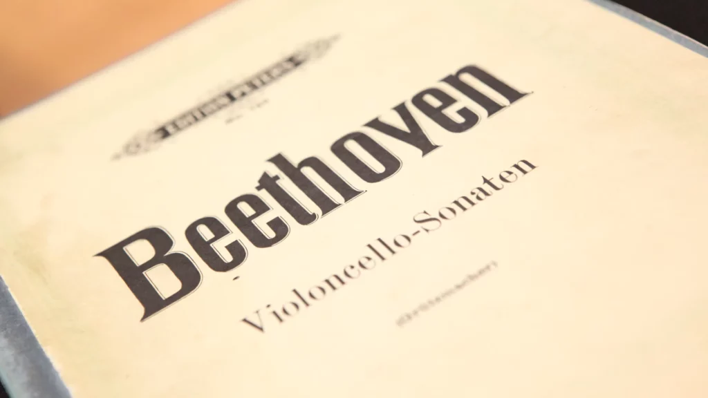Ein Noten-Heft mit Musik von Beethoven für Cello und Klavier.
