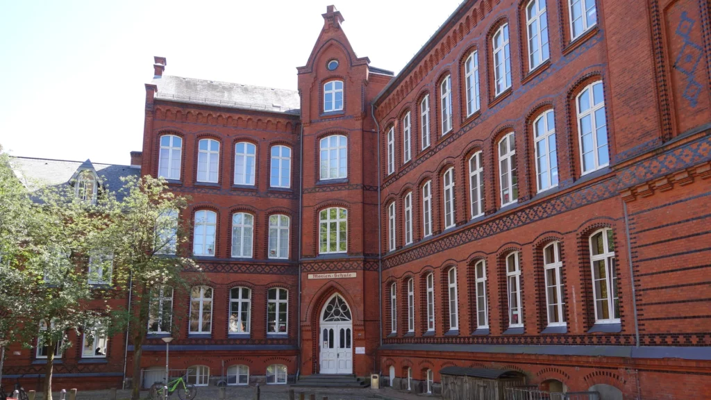 Das rote Backstein-Gebäude der Musikschule Flensburg von außen.