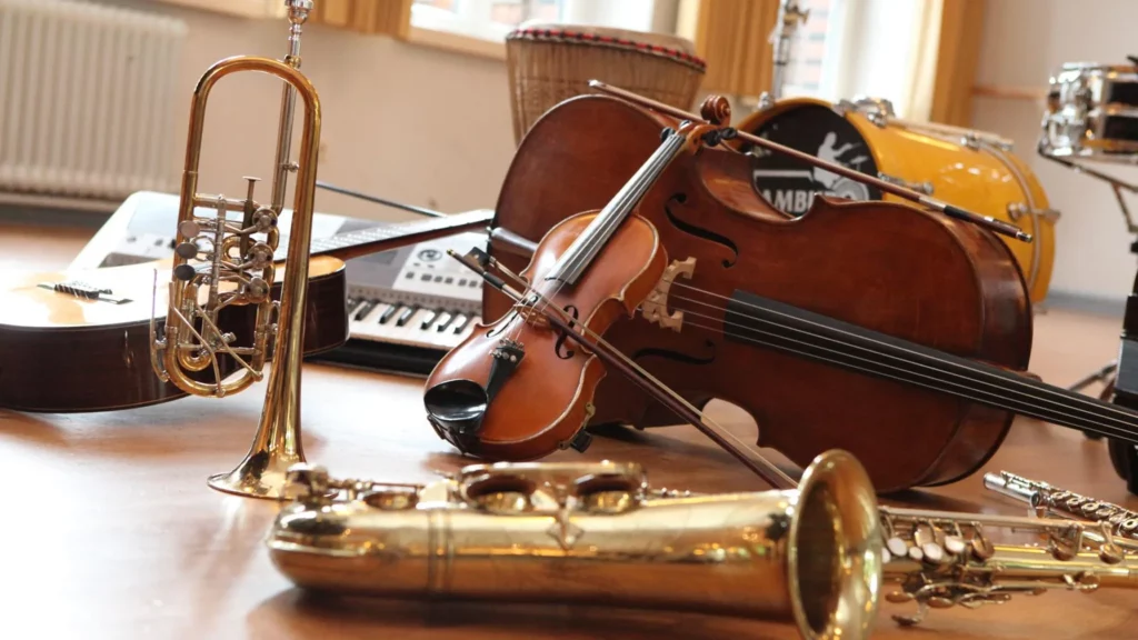 Geige, Trompete und weitere Instrumente für den Musikunterricht.